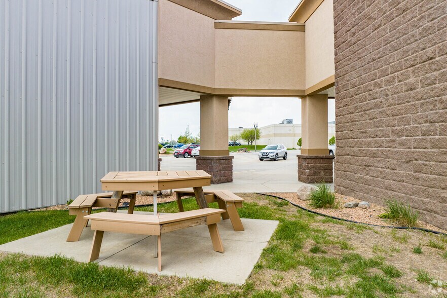 Meadows Plaza portefeuille de 2 propriétés à vendre sur LoopNet.ca - Photo du bâtiment - Image 3 de 19