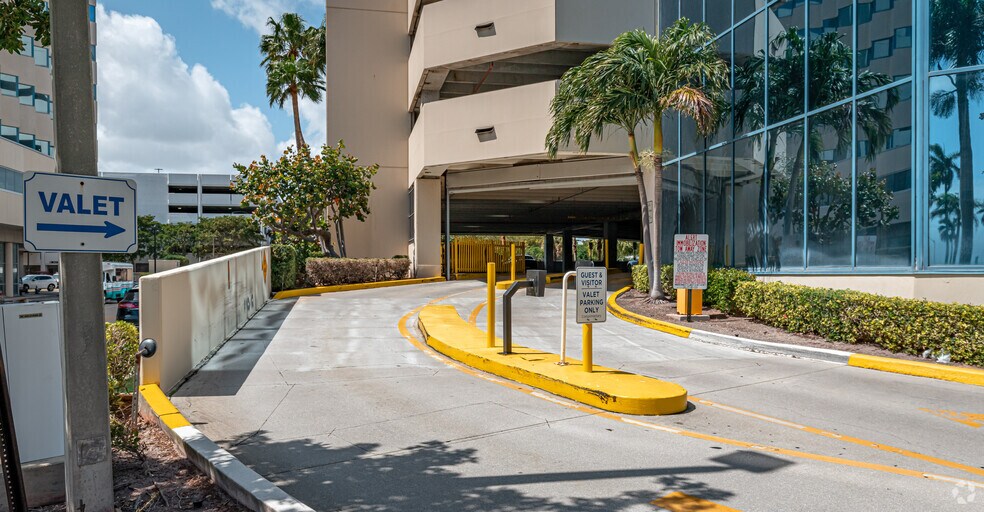 1515 N Flagler Dr, West Palm Beach, FL à louer - Photo du bâtiment - Image 2 de 12