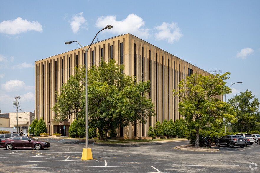 5751 Uptain Rd, Chattanooga, TN for sale - Primary Photo - Image 1 of 51