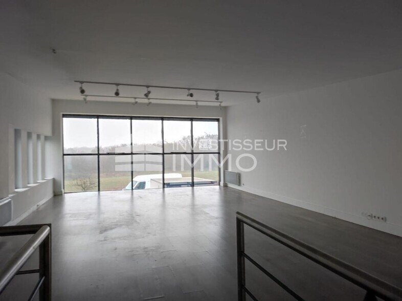 Flex in Émerainville for lease - Interior Photo - Image 2 of 3