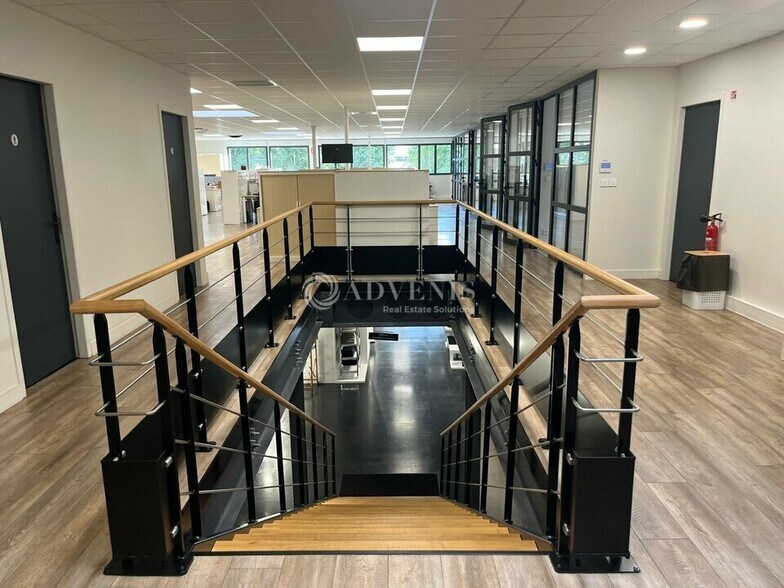 Flex in Tours for lease - Interior Photo - Image 2 of 11