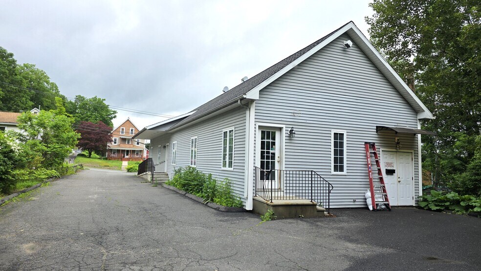 353 Main St, Terryville, CT à louer - Photo du bâtiment - Image 2 de 3