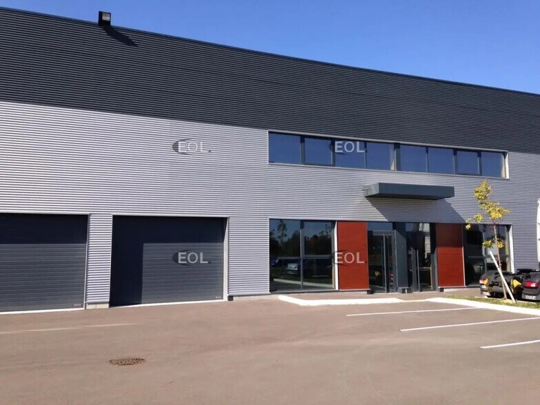 Industrial in Élancourt for lease - Building Photo - Image 2 of 2