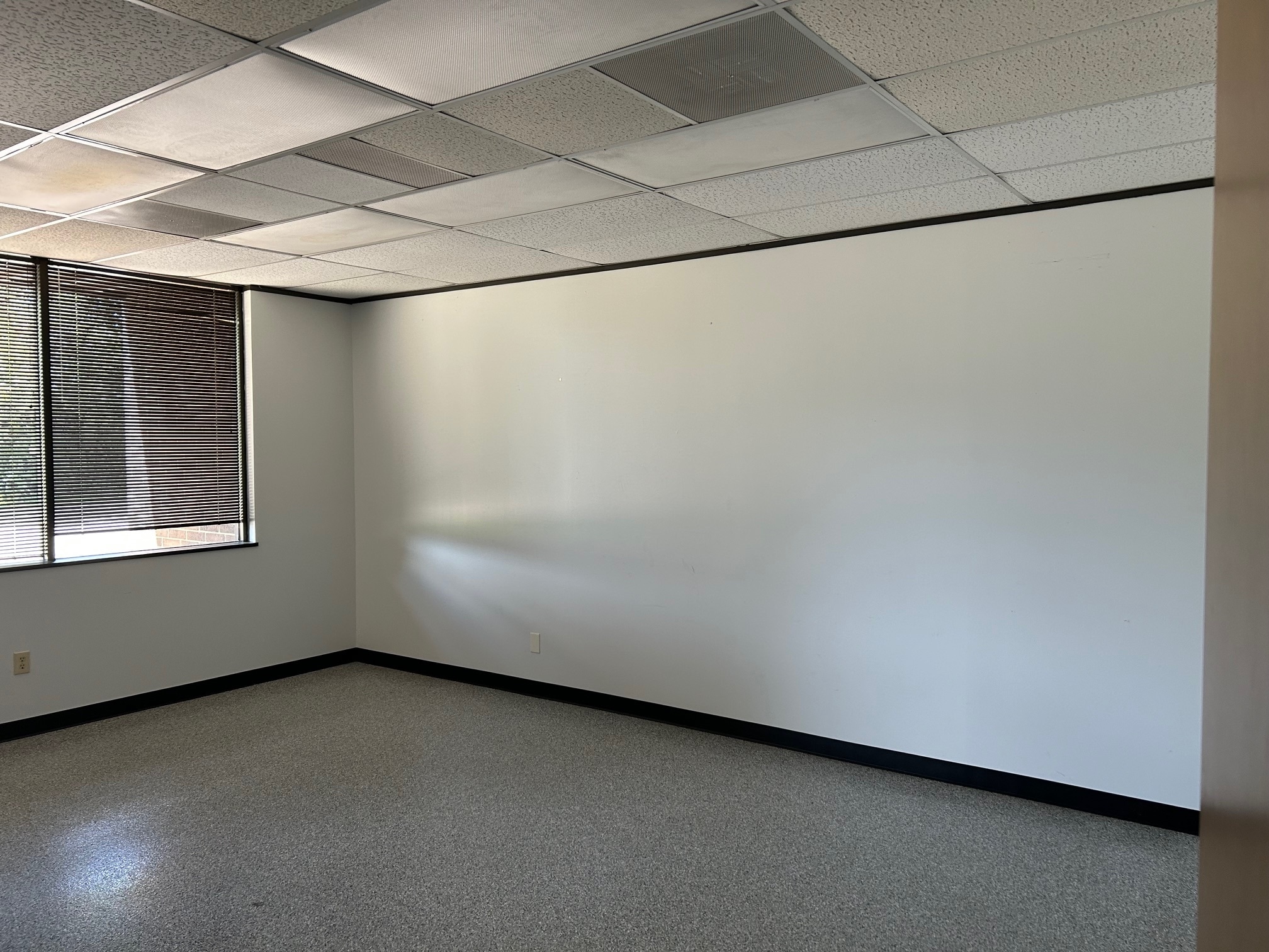 817 Greenview Dr, Grand Prairie, TX for lease Interior Photo- Image 1 of 7