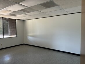 817 Greenview Dr, Grand Prairie, TX for lease Interior Photo- Image 1 of 7