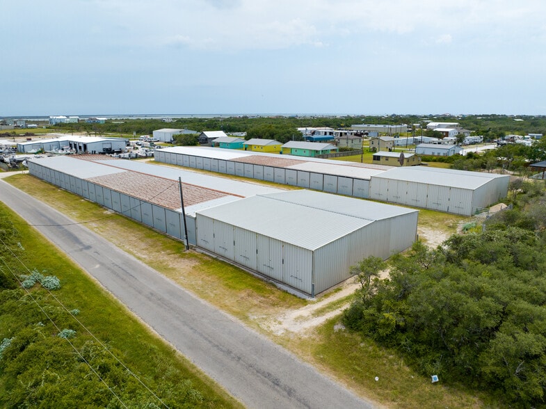 72 Bayview, Port O Connor, TX à vendre - Photo du bâtiment - Image 3 de 5