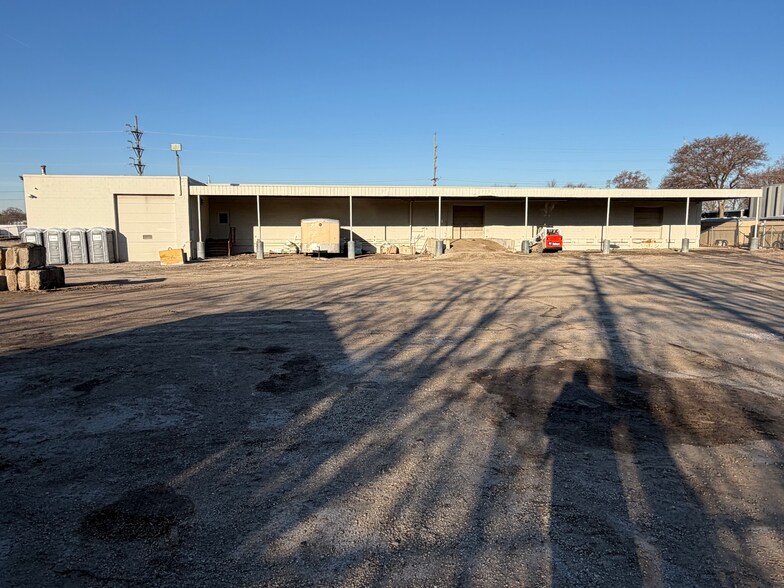 1285 Aurora Avenue Ln, Aurora, IL à louer - Photo du bâtiment - Image 3 de 14
