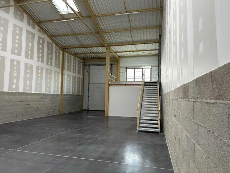 225 Avenue Des Marronniers, Bourgoin-Jallieu à louer - Photo du bâtiment - Image 3 de 10