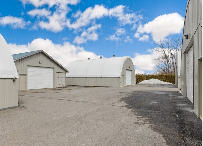 6798 & 6806 Hiram Drive portfolio of 2 properties for sale on LoopNet.ca - Building Photo - Image 2 of 9