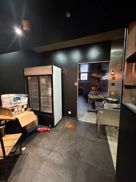 Retail in Saint-Denis for lease - Interior Photo - Image 3 of 6