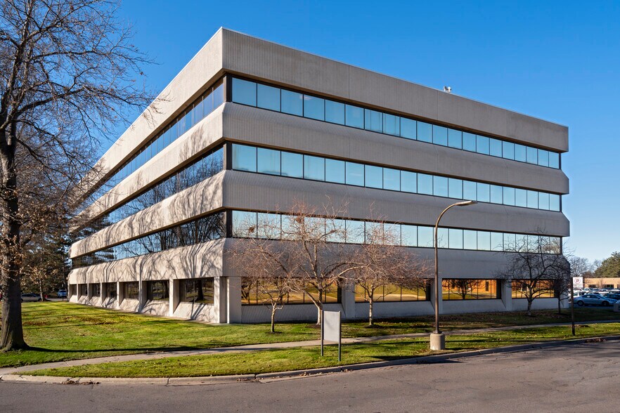 550 Stephenson Hwy, Troy, MI à louer - Photo du bâtiment - Image 2 de 14