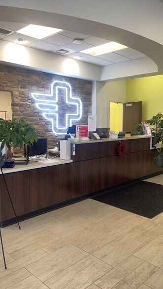 20599 Mack Ave, Grosse Pointe Woods, MI à louer - Photo du bâtiment - Image 2 de 5