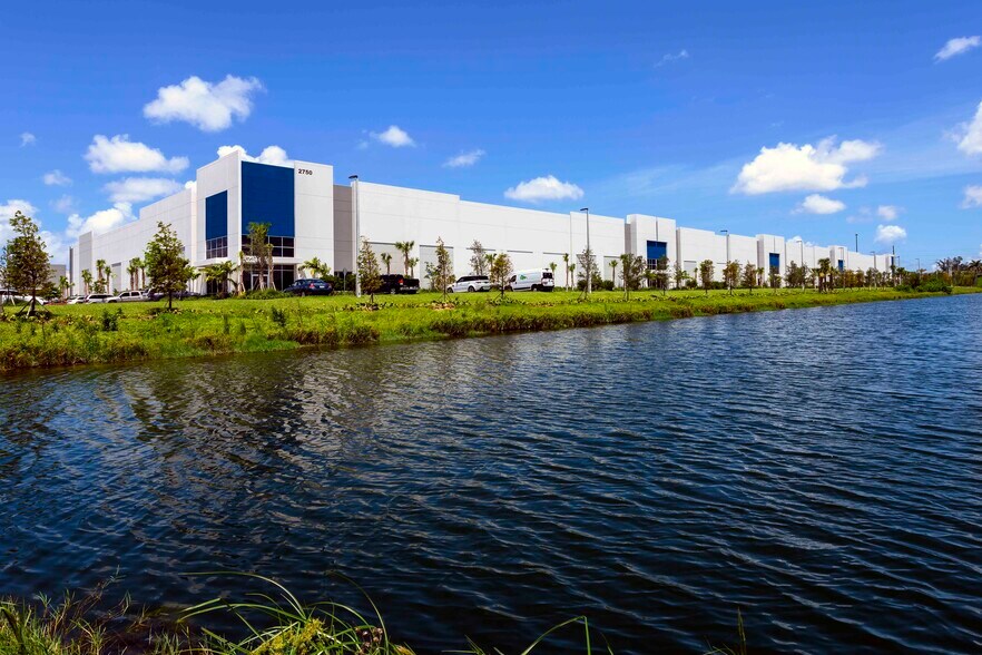 2700 Bridge Way, Davie, FL à louer - Photo du bâtiment - Image 3 de 9