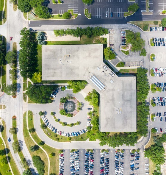 215 Shuman Blvd, Naperville, IL à louer - Photo du bâtiment - Image 2 de 4