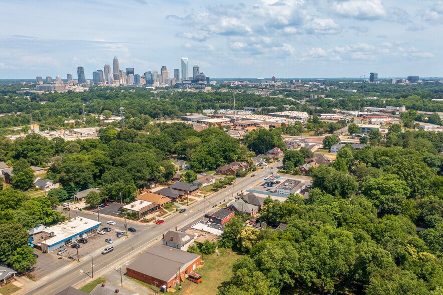 2625-2629 Tuckaseegee Rd, Charlotte, NC à vendre - Photo du bâtiment - Image 2 de 8