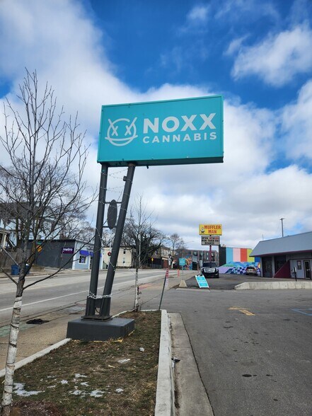 1234 Plainfield Ave, Grand Rapids, MI à vendre - Photo du bâtiment - Image 3 de 6