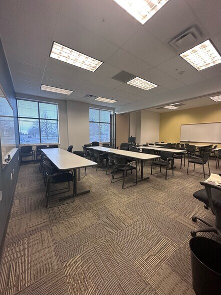 20 Lawrence Bell Dr, Williamsville, NY à louer - Photo intérieure - Image 3 de 17