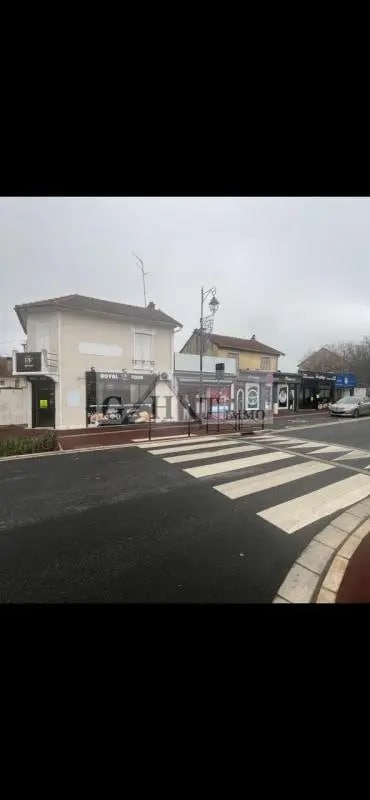 Retail in Chelles for sale Building Photo- Image 1 of 12