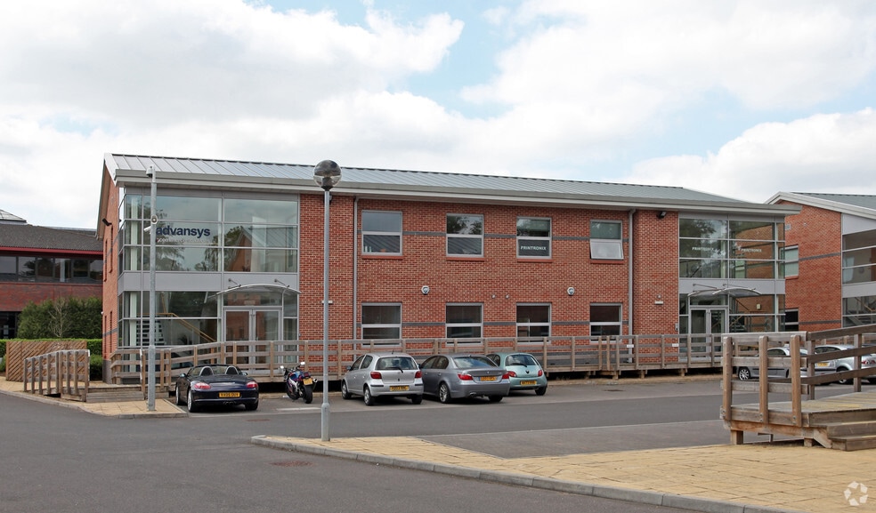 Molly Millars Ln, Wokingham for lease - Primary Photo - Image 1 of 4