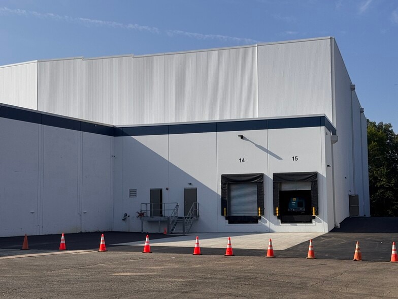 40B Cotters Ln, East Brunswick, NJ for lease - Building Photo - Image 1 of 7