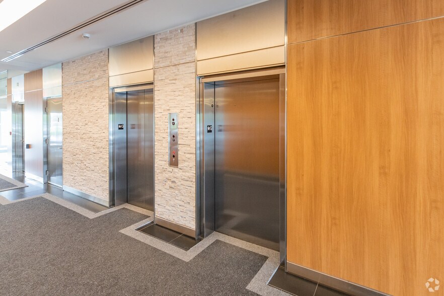 7025 Langer Dr, Mississauga, ON à louer - Hall d’entrée - Image 3 de 8
