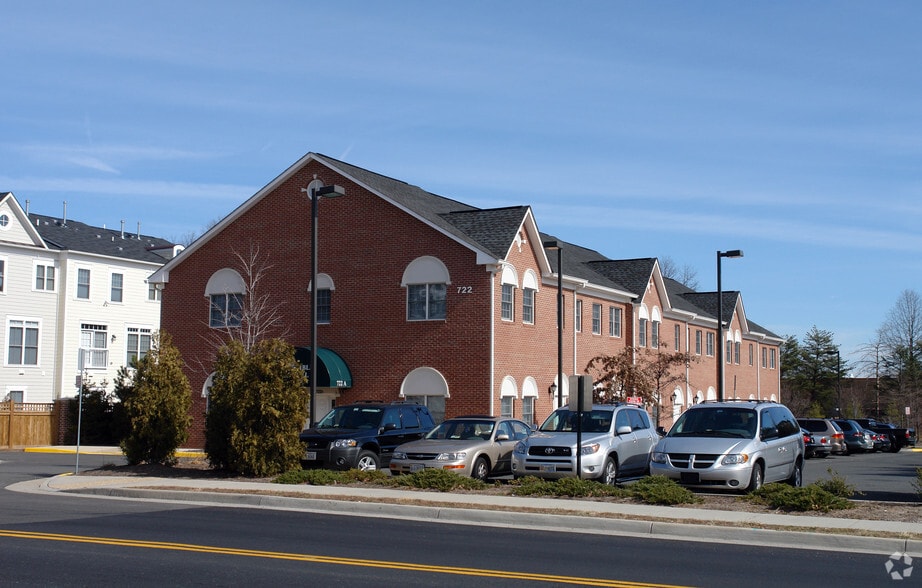 722 Grant St, Herndon, VA à vendre - Photo du bâtiment - Image 3 de 73