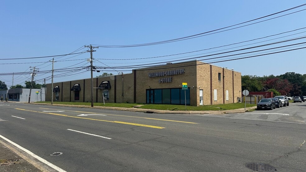 910 N Wellwood Ave, Lindenhurst, NY for lease - Building Photo - Image 1 of 4