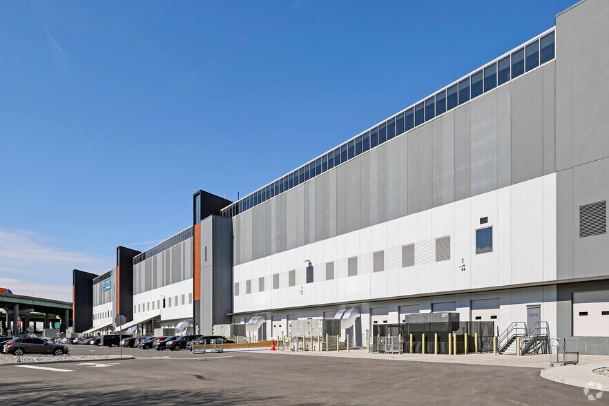 2505 Bruckner Blvd, Bronx, NY à louer - Photo du bâtiment - Image 2 de 27