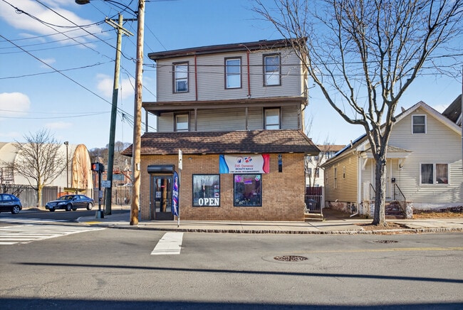 Plus de détails pour 223 Farren Ave, New Haven, CT - Commerce de détail à vendre