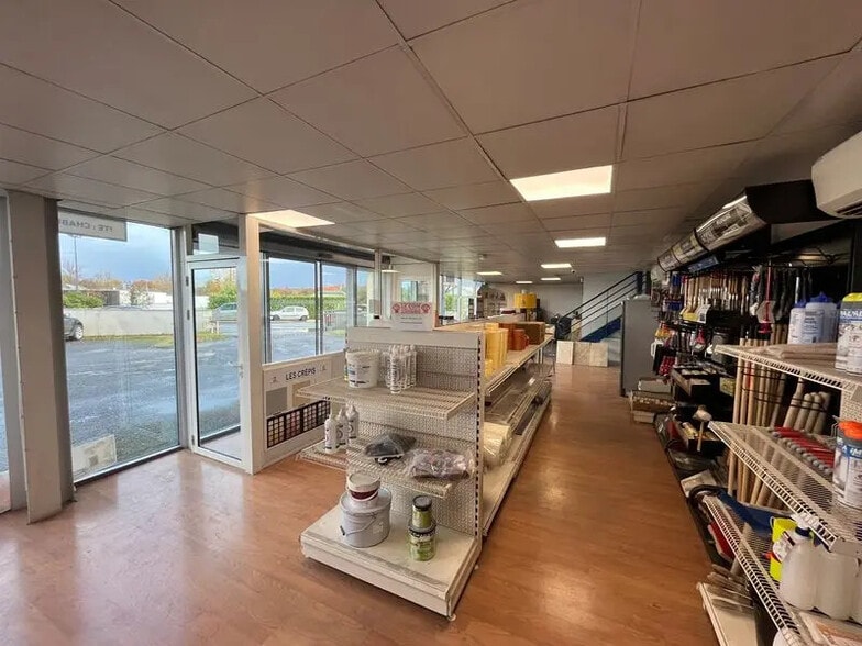 Office in Lormont for lease - Interior Photo - Image 3 of 11