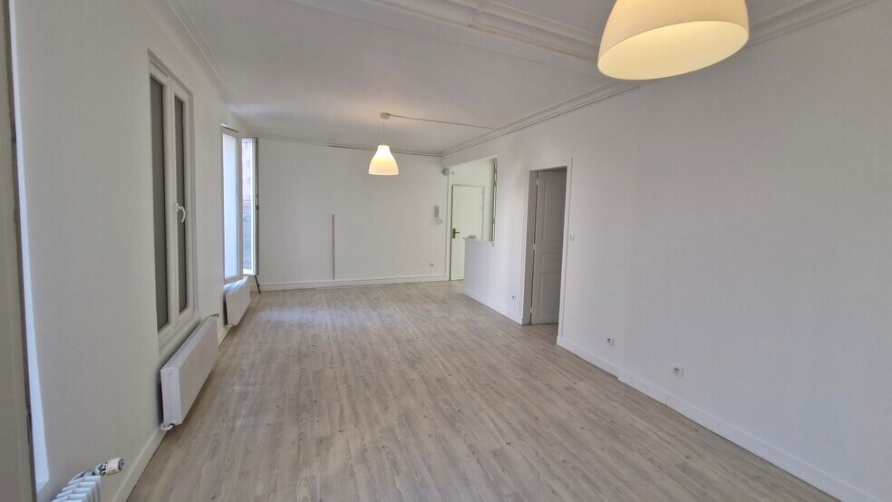 Bureau dans Saint-Denis à louer - Photo du bâtiment - Image 1 de 4