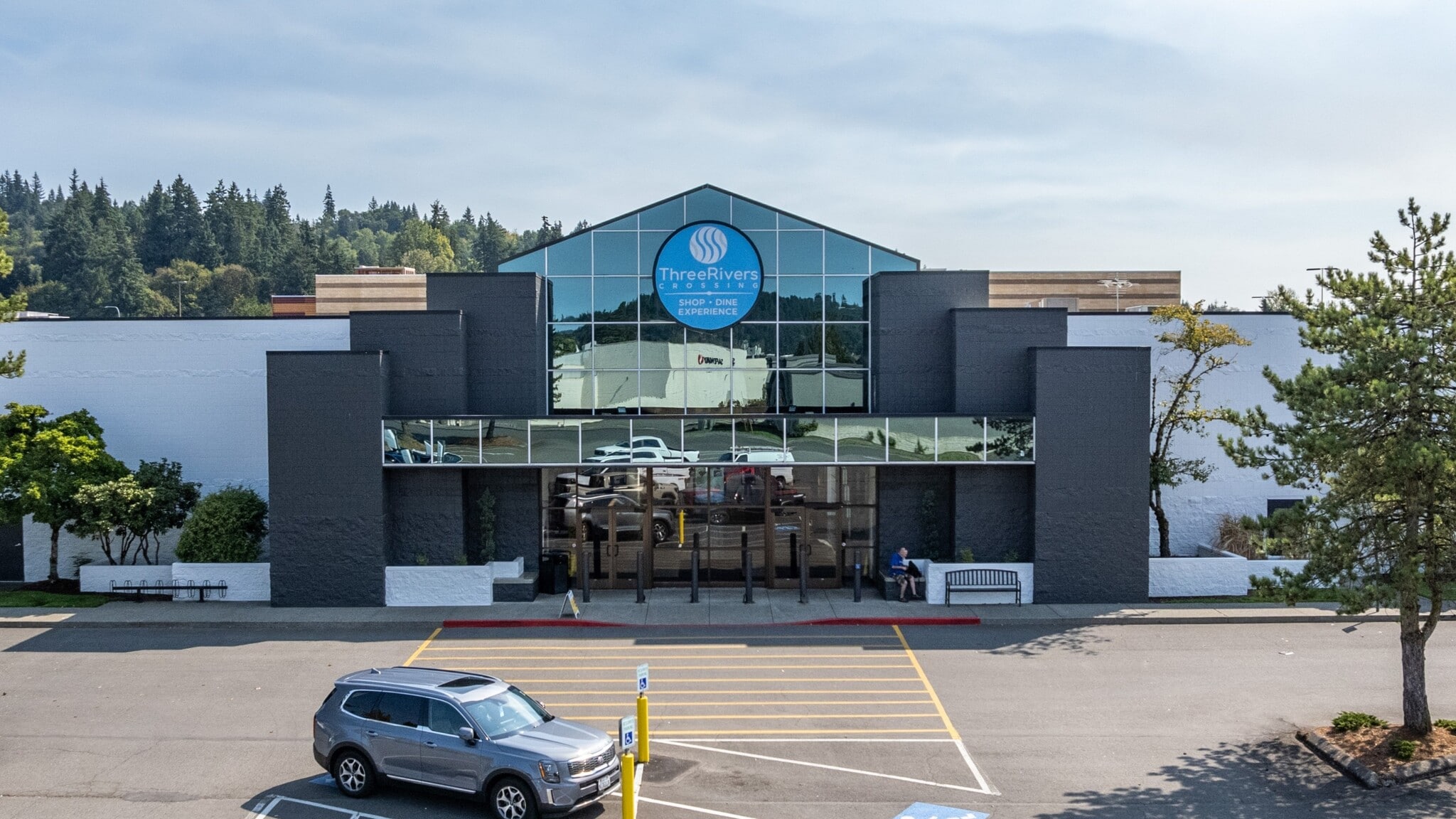 341-351 Three Rivers Dr, Kelso, WA for lease Primary Photo- Image 1 of 13
