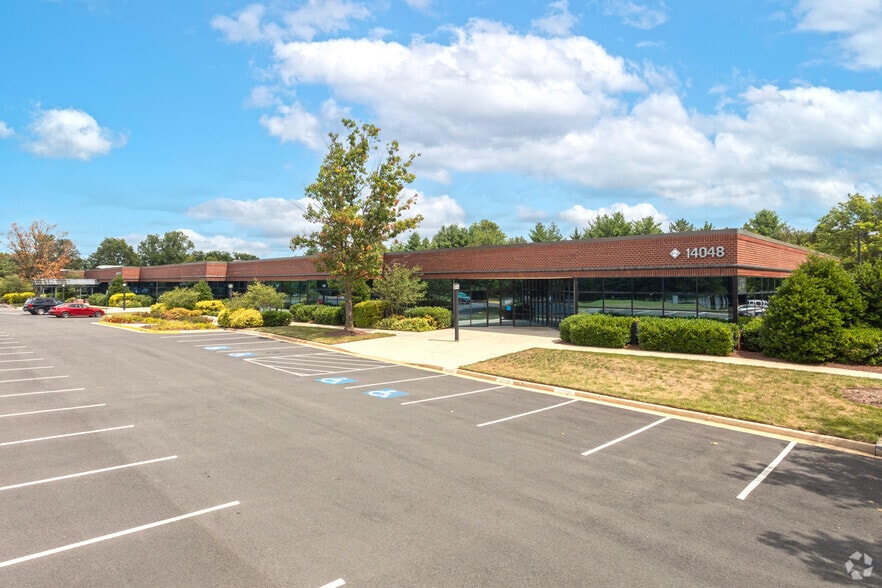 14150 Parkeast Cir, Chantilly, VA à louer - Photo du bâtiment - Image 1 de 6