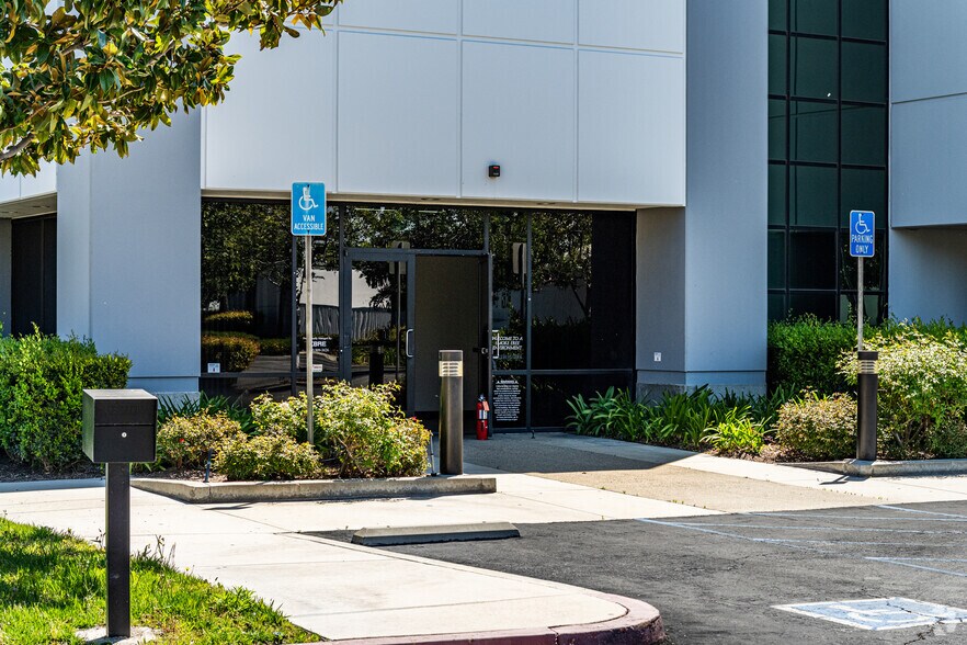 3950 Airport Dr, Ontario, CA à louer - Photo du bâtiment - Image 2 de 6