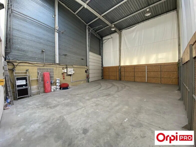 Flex in Morangis for lease - Interior Photo - Image 2 of 6