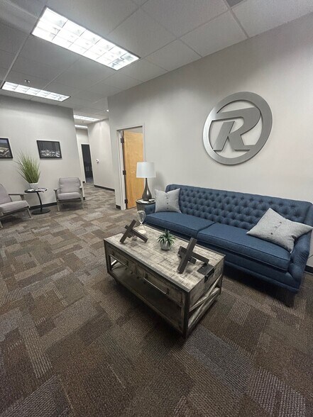 2110 Devereux Cir, Birmingham, AL for lease - Lobby - Image 2 of 3