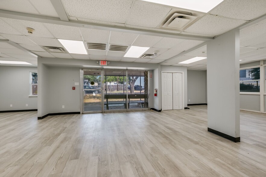 1701 Evergreen Ave, Austin, TX for lease - Interior Photo - Image 3 of 12