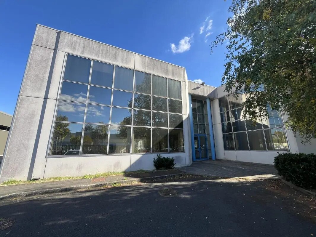 Industrial in Les Ulis for lease Building Photo- Image 1 of 20