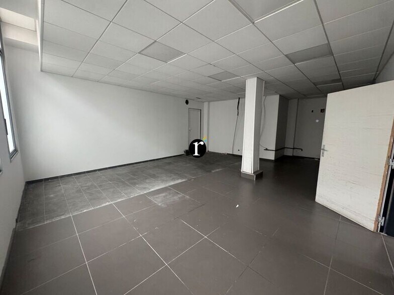 Retail in Lille for lease - Interior Photo - Image 3 of 3