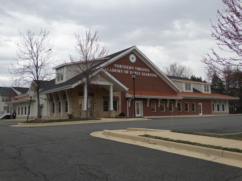 42660 Macauley Pl, Ashburn, VA à vendre - Photo du bâtiment - Image 2 de 15