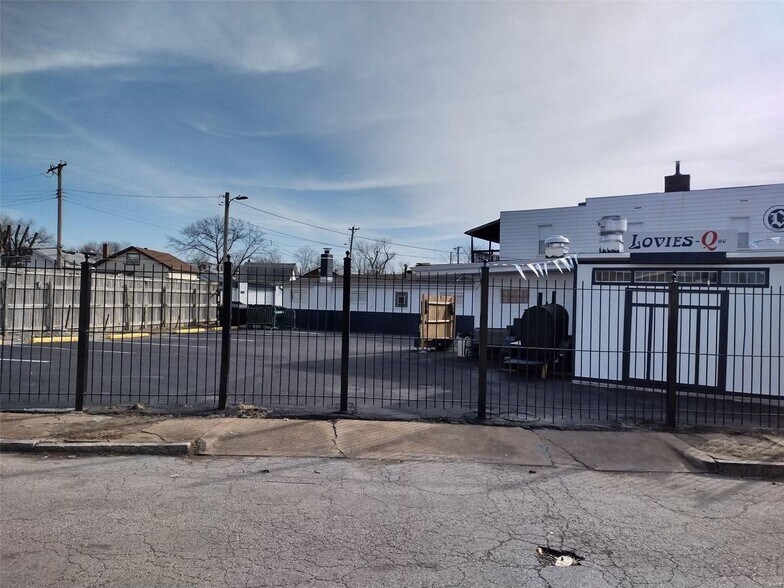 7954 N Broadway, Saint Louis, MO à louer - Photo du bâtiment - Image 3 de 4