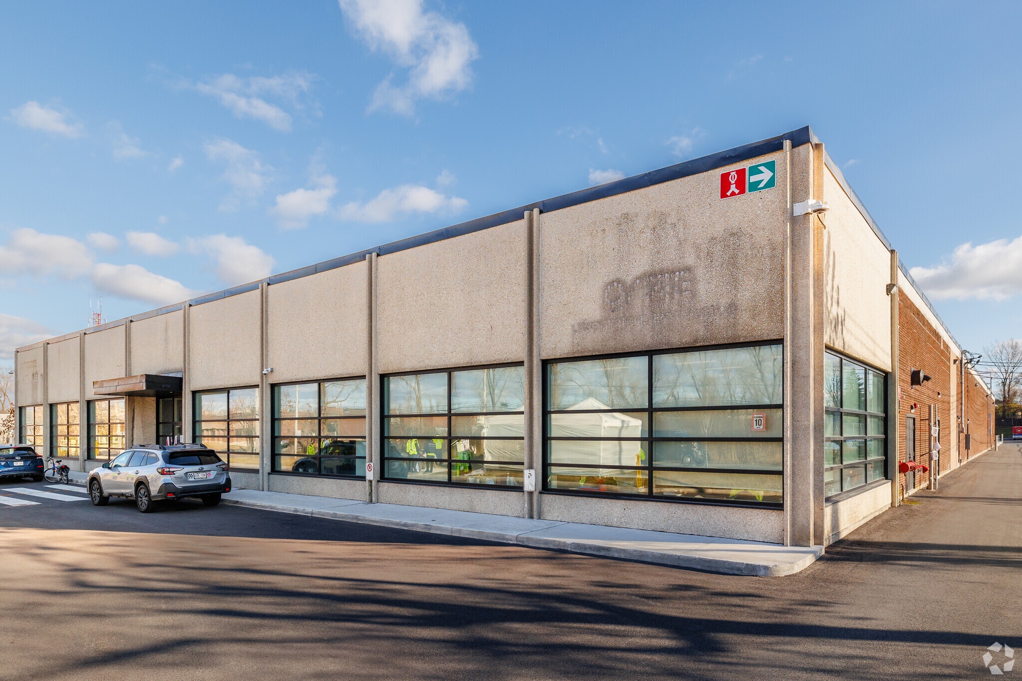 86-88 Boul Hymus, Pointe-claire, QC for sale Primary Photo- Image 1 of 1