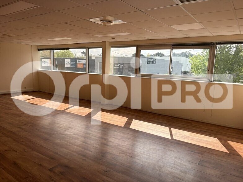 Office in Le Haillan for sale - Interior Photo - Image 1 of 10
