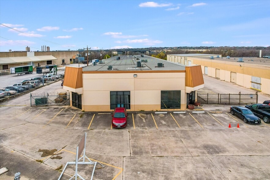 11001-11027 Osgood Dr, San Antonio, TX for lease - Building Photo - Image 2 of 7
