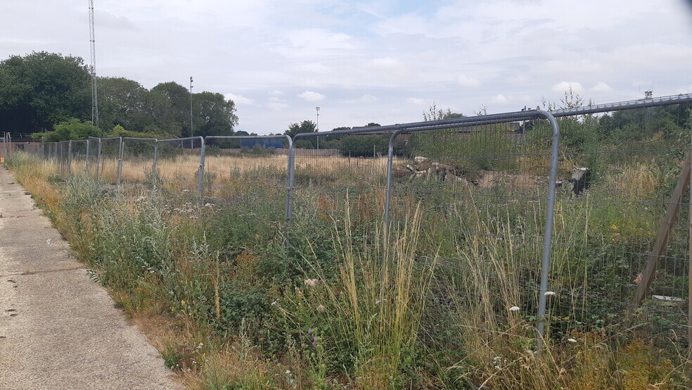 9-11 Broton Dr, Halstead à vendre - Photo principale - Image 2 de 3