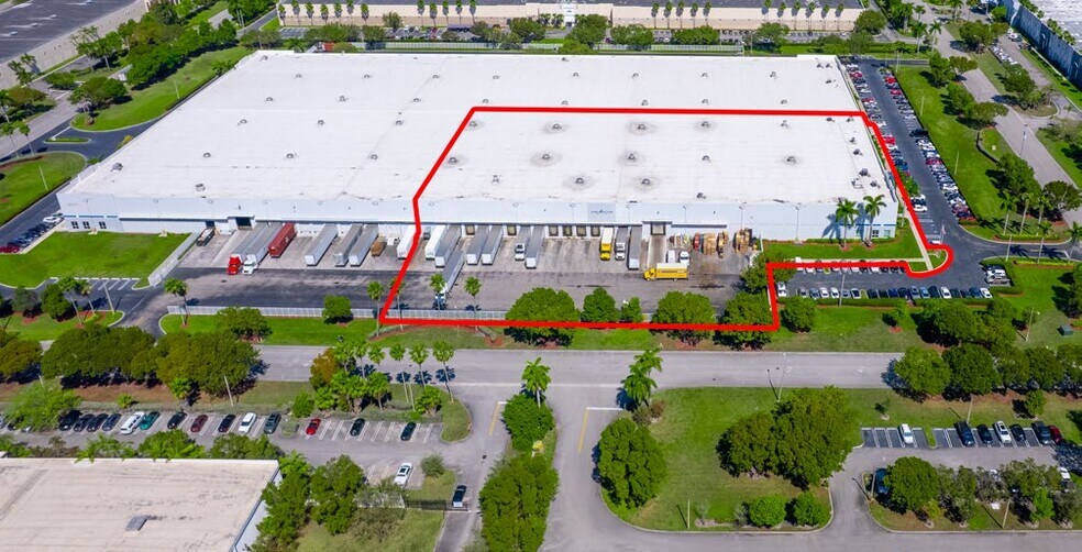 9350 NW 108th Ave, Medley, FL à louer - Photo du bâtiment - Image 3 de 12