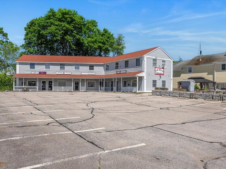 211 Main St, Ashaway, RI à vendre - Photo du bâtiment - Image 2 de 42