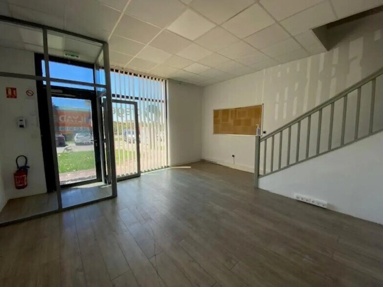 Flex in Aix-en-Provence for lease - Interior Photo - Image 2 of 6