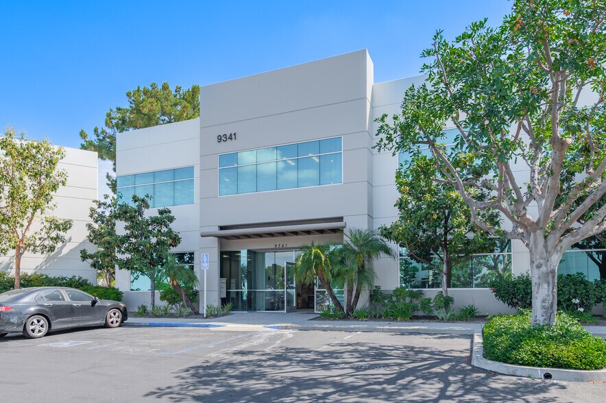 9341 Irvine Blvd, Irvine, CA à louer - Photo du bâtiment - Image 3 de 26