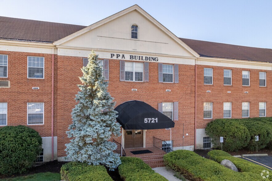 5721 Dragon Way, Cincinnati, OH à louer - Photo du bâtiment - Image 2 de 8